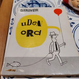 Bagsiden af bogen 'Frøken Biancas dybe fald' af Jørn Riel. Omslaget er grønt og gråt med et abstrakt mønster.