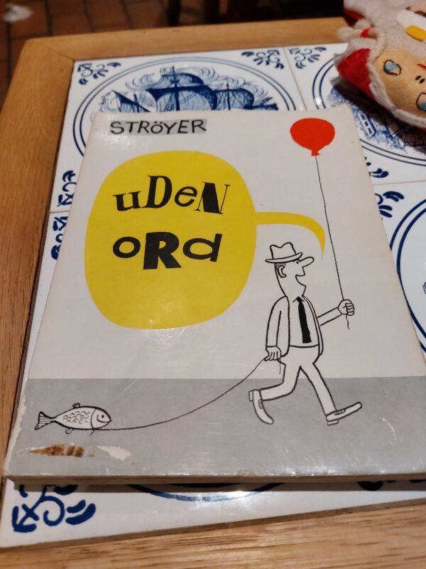 Bagsiden af bogen 'Frøken Biancas dybe fald' af Jørn Riel. Omslaget er grønt og gråt med et abstrakt mønster.