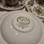 Bagsiden af en hvid Ridgway 'Windsor' underkop i porcelæn, der viser producentens stempel med 'Staffordshire, England' og 'Windsor'.
