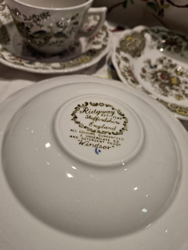Bagsiden af en hvid Ridgway 'Windsor' underkop i porcelæn, der viser producentens stempel med 'Staffordshire, England' og 'Windsor'.