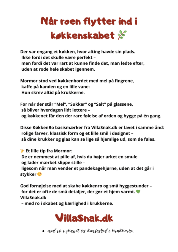 Et hvidt ark med sort tekst, der beskriver konceptet bag 'KøkkenRo' klistermærker til krukker og glas, med en lille grøn illustration af en gren med blade og teksten 'VillaSnak.dk'.