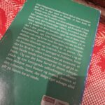 Bagsiden af Lise Nørgaards erindringsbog 'De sendte en dame', der viser et sort-hvidt portræt af forfatterinden og en kort biografi.