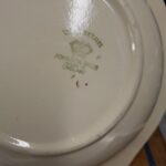 Nærbillede af Johnson Bros. 'Virton' stempel i grøn på undersiden af den ovale skål, med identifikation 'Made in England' og et krone-symbol.