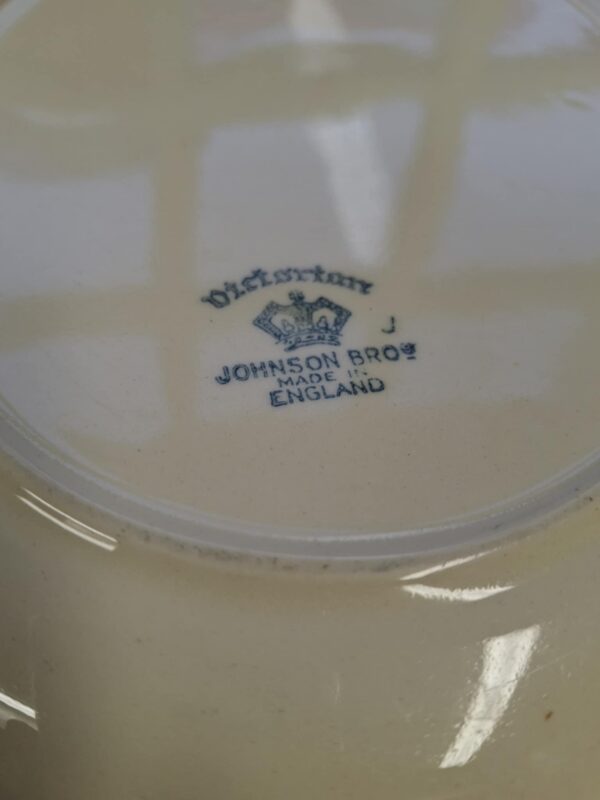 Nærbillede af bagsiden af et 'Victorian' fad fra Johnson Bros., hvor et blåt stempel med 'Victorian', 'JOHNSON BROS', 'MADE IN ENGLAND' og en krone er tydeligt synligt.