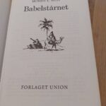Titelblad af 'Babelstårnet' med kamel illustration
