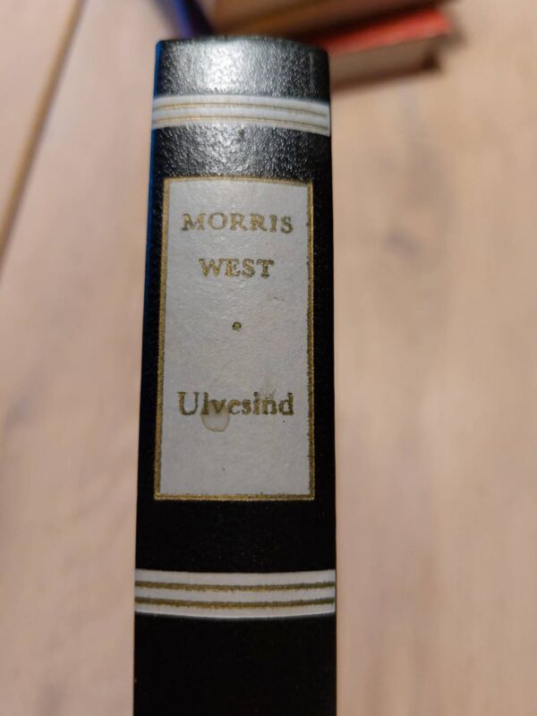 Bogryg af 'Ulvesind' af Morris West i sort med guldbogstaver