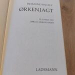 Titelblad med 'Ørkenjagt' af Desmond Bagley, Lademann