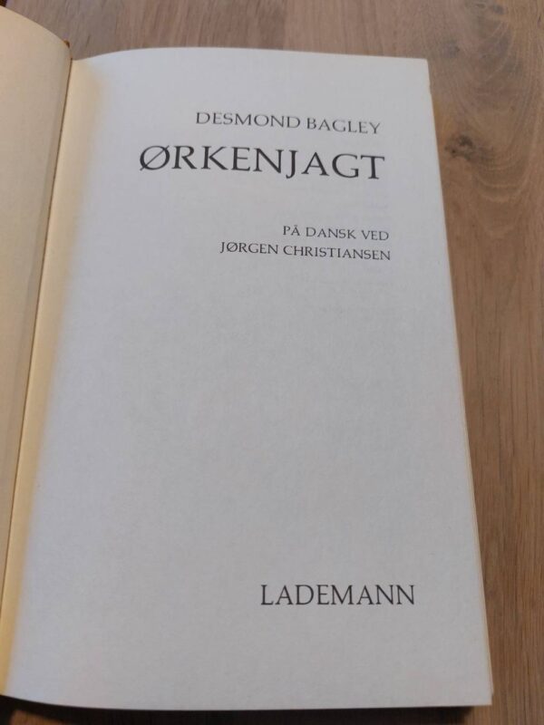 Titelblad med 'Ørkenjagt' af Desmond Bagley, Lademann