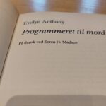 Titelblad med oversættelse for 'Programmeret til mord'
