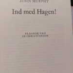 Titelside 'Ind med Hagen!' med dansk oversætter
