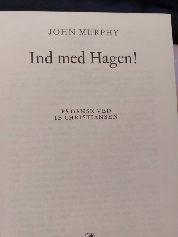 Titelside 'Ind med Hagen!' med dansk oversætter
