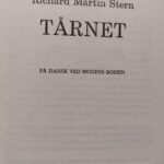 Åben bog 'Tårnet' med titelside og oversættelse