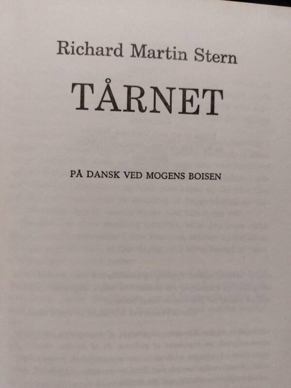 Åben bog 'Tårnet' med titelside og oversættelse