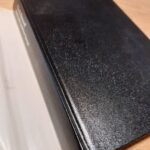 Sort hardcover bog med let patina