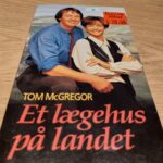 Bog med billede af karakterer på forsiden