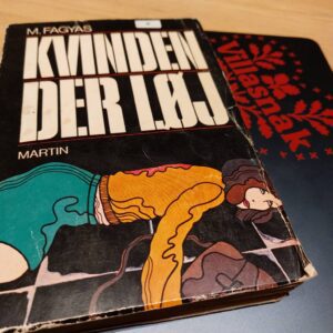 Bogforside med farverig illustration og slid