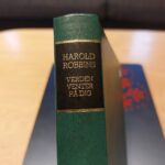 Grøn bogryg med titel 'Verden venter på dig'