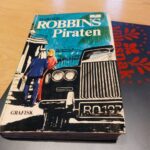 Forside af 'Piraten' med 70'er illustration og bil