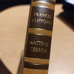 Bogryg i brun læder med guldtekst, 'Nattens Terror'