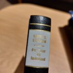 Bogryg med guldtekst, 'For Fører og Fædreland'