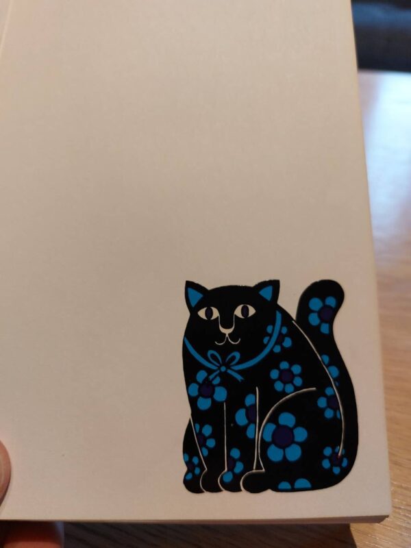 Illustration af sort kat med blå blomster