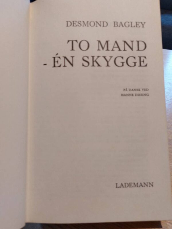 Titelblad af 'To Mand - Én Skygge' af Desmond Bagley
