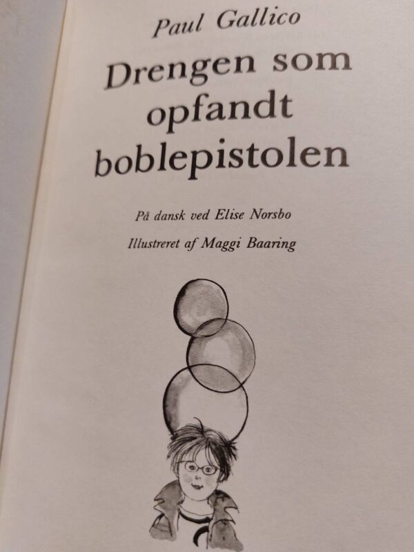Titelblad med illustration af barn og bobler