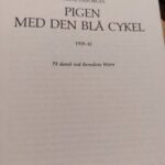 Titelblad i bogen Pigen med den blå cykel