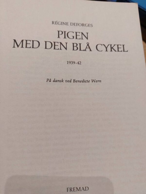 Titelblad i bogen Pigen med den blå cykel