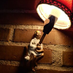 Ole-Lukøje natlampe med rød lampeskærm og patina