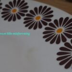 Blomsterdekoration på retro Thun fad
