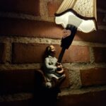 Ole-Lukøje lampe med patina på mursten væg