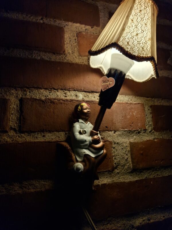Ole-Lukøje lampe med patina på mursten væg