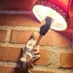 Ole-Lukøje lampe på mursten væg, rød skærm