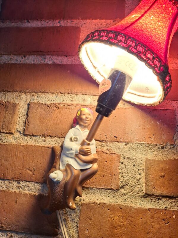 Ole-Lukøje lampe på mursten væg, rød skærm