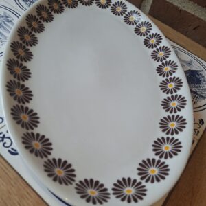 Thun ovalt fad med brun blomstermønster på bord