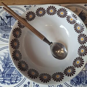 Thun serveringsskål med blomstermønster og ske