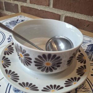 Thun sovse skål på underkop med ske, blomstermønster