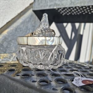 Gyldent retro armbånd placeret på udendørs trappe