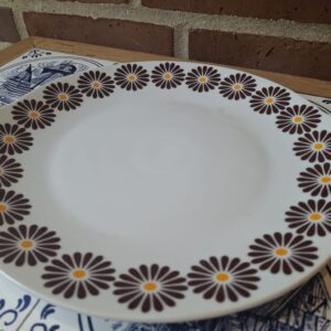 Nærbillede af brun blomstermønster på Thun fad