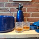 Blå beholder med glas og køkkenelementer