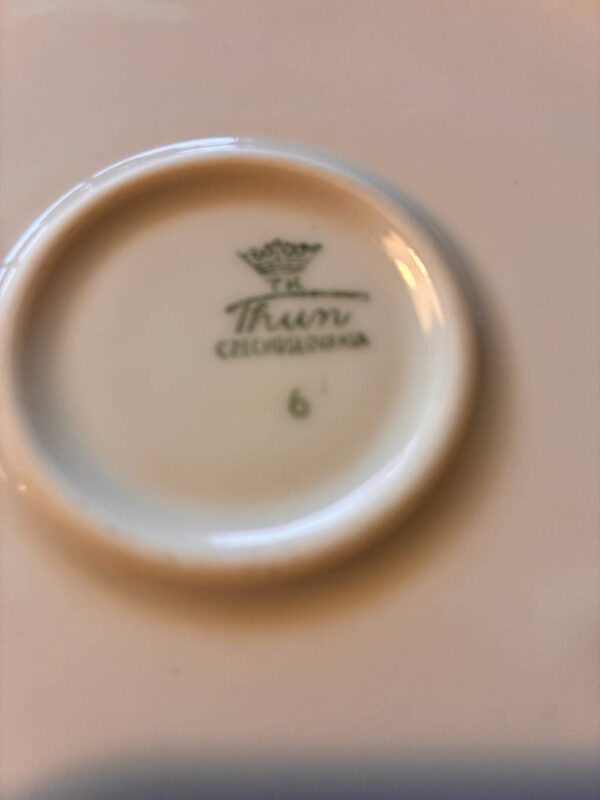 Thun porcelænsfad med mærkning på bunden