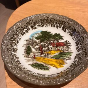 Porcelænstallerken med landligt motiv og blomsterkant