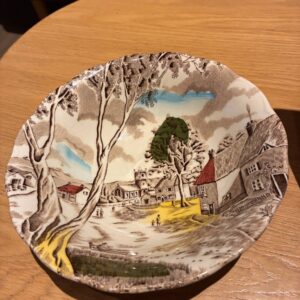 Dekorativ tallerken med landsbymotiv fra Grindley