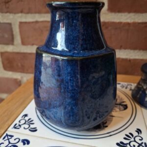 Femkantet vase i dyb blå glasur fra L. Hjorth