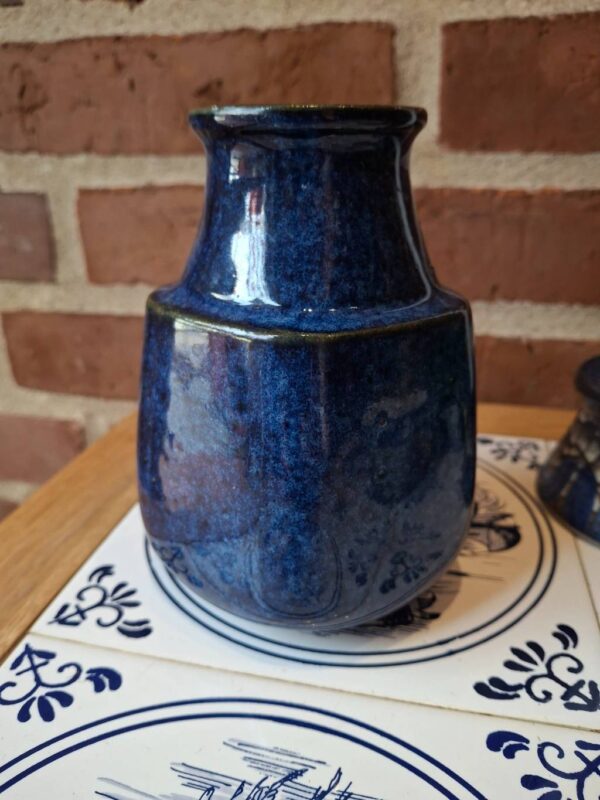 Femkantet vase i dyb blå glasur fra L. Hjorth