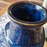 Top af blå keramikvase med lille chip