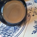 Bund med Hjorth-mærkning på blå vase