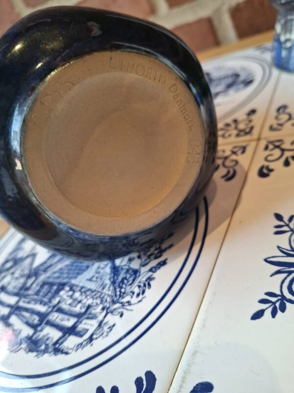 Bund med Hjorth-mærkning på blå vase