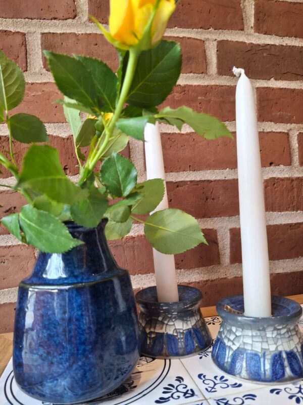 Blå keramikvase fra L. Hjorth som pynt